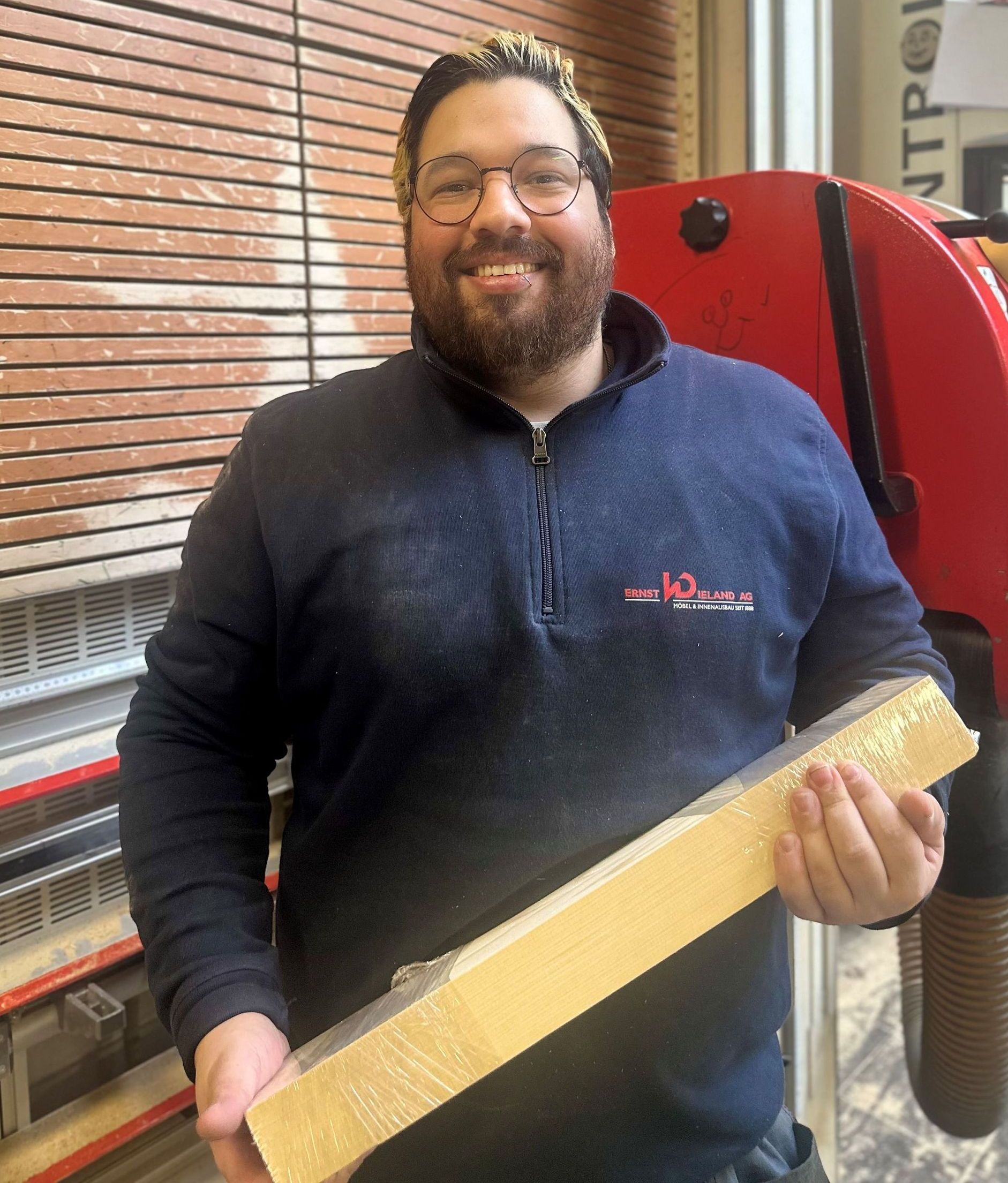 Eine Nahaufnahme eines weißen Hintergrunds mit einer einfachen Textur.