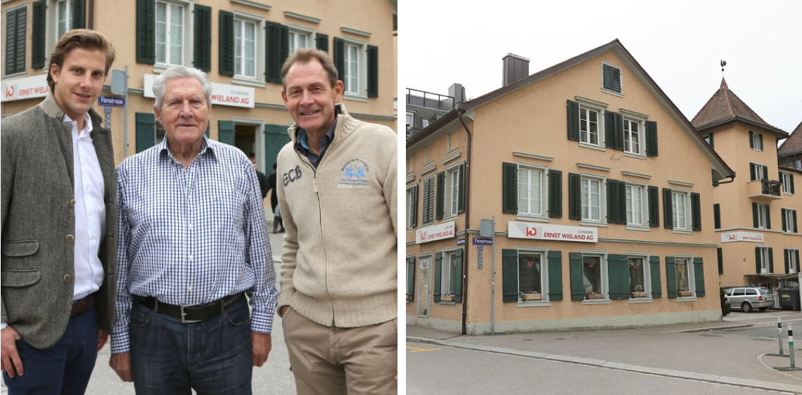 Drei Männer posieren vor einem Gebäude für ein Foto.