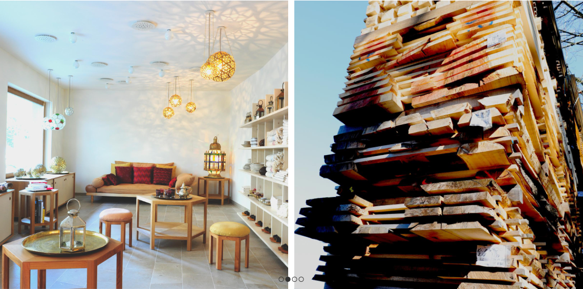 Ein Wohnzimmer mit einer Couch und Hockern neben einem Holzstapel.