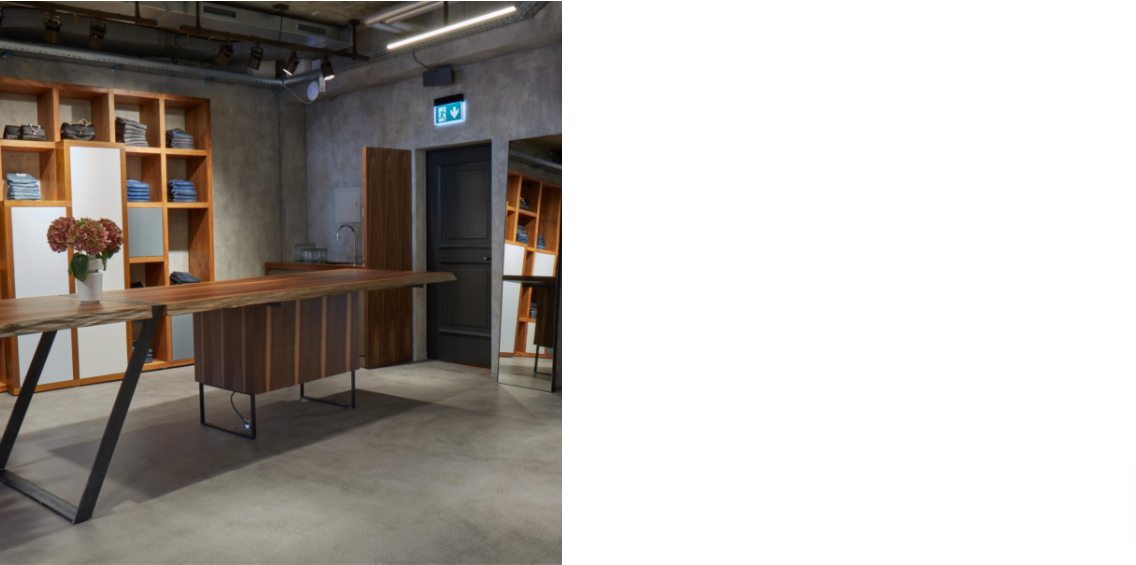 Ein Raum mit einem Tisch und einer Vase mit Blumen darauf.