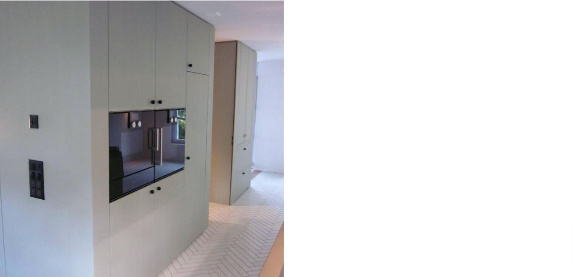 Ein Bild eines Flurs mit einem an der Wand montierten Fernseher.