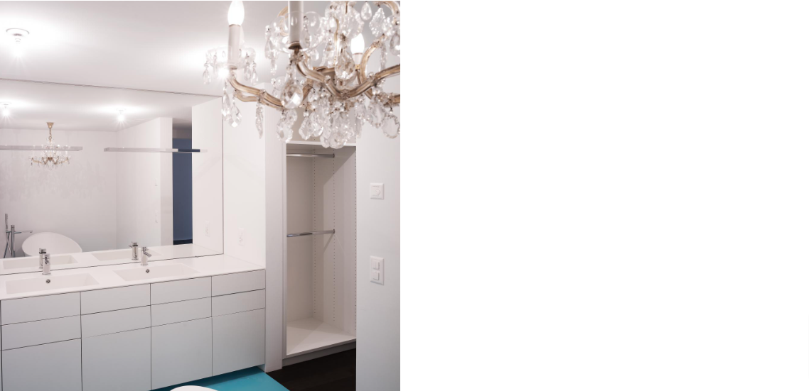 Ein Badezimmer mit zwei Waschbecken und einem Kronleuchter, der von der Decke hängt.