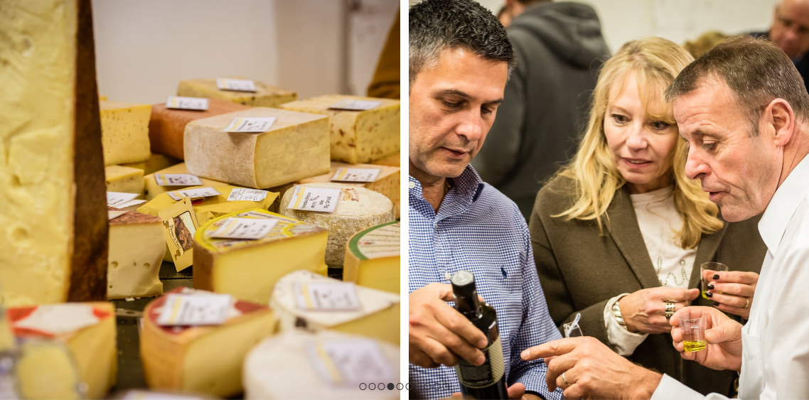 Eine Gruppe Leute schaut sich Käse an und trinkt Wein.