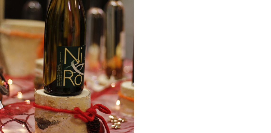 Eine Flasche Wein steht mit einem Korken auf einem Tisch.