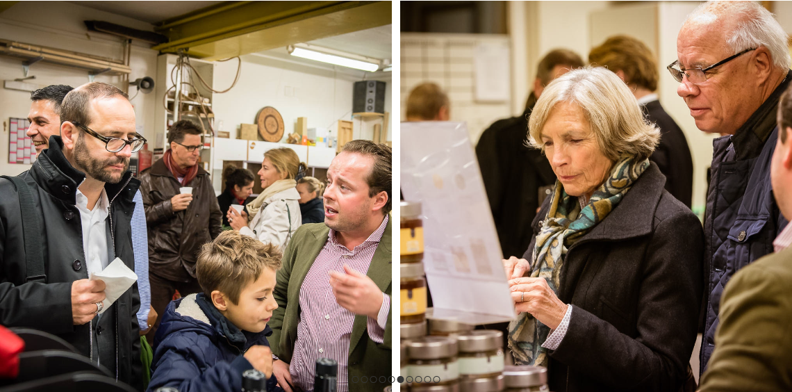 Eine Gruppe von Leuten steht in einem Raum und unterhält sich.