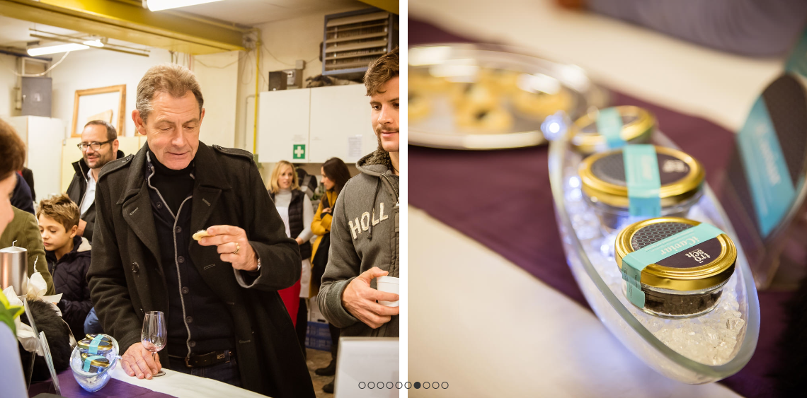 Eine Gruppe Leute steht um einen Tisch herum und schaut sich Essen an.