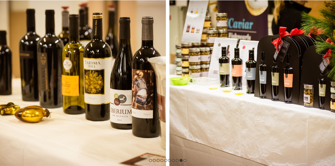 Auf einem Tisch steht eine Reihe Weinflaschen.