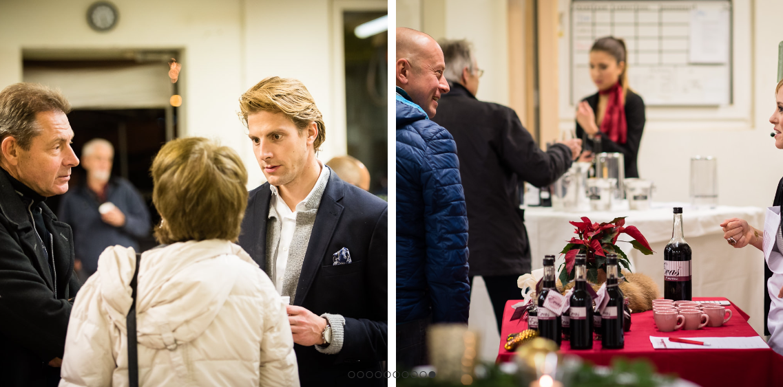 Eine Gruppe von Leuten steht um einen Tisch herum und unterhält sich miteinander.