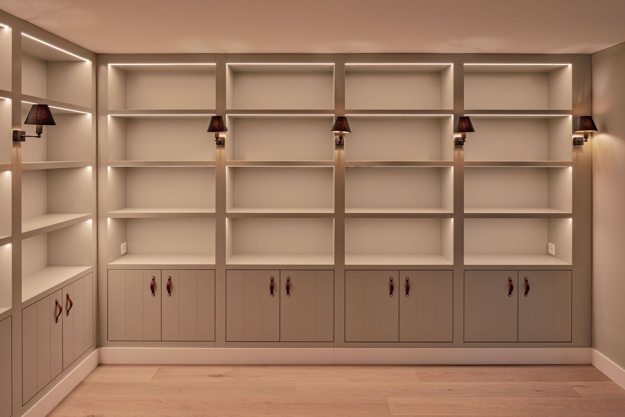 In diesem raum gibt es viele regale und schränke.