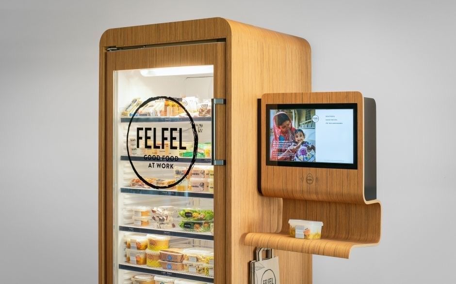 Ein Kühlschrank mit einem Bildschirm an der Seite, auf dem Felfel steht