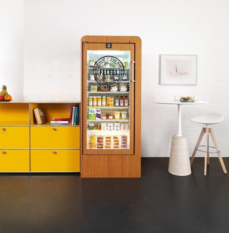 Ein Raum mit einem Verkaufsautomaten und einem Tisch