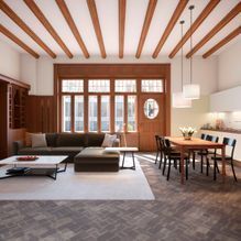 Ein Wohnzimmer mit Couch, Tisch und Stühlen.