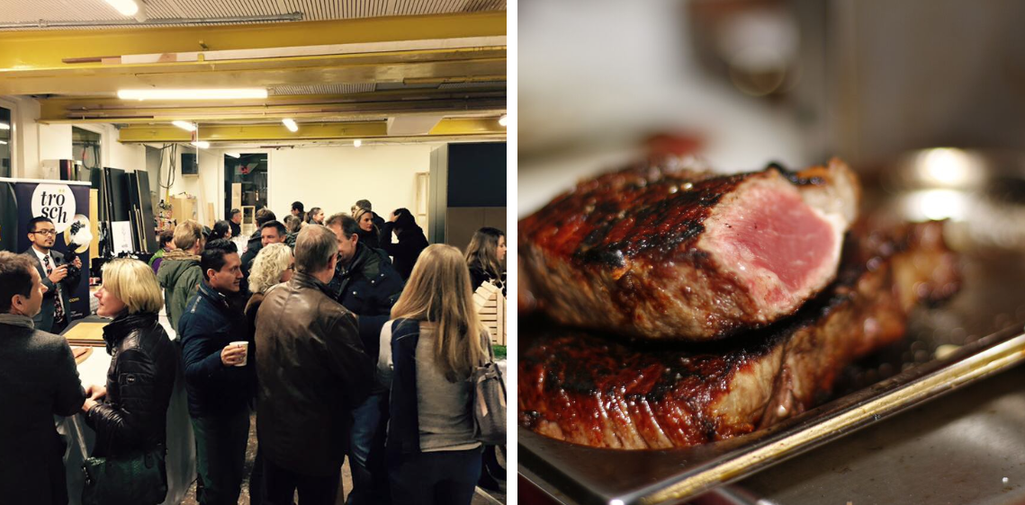 Eine Gruppe von Leuten steht in einem Raum neben einem Steak.