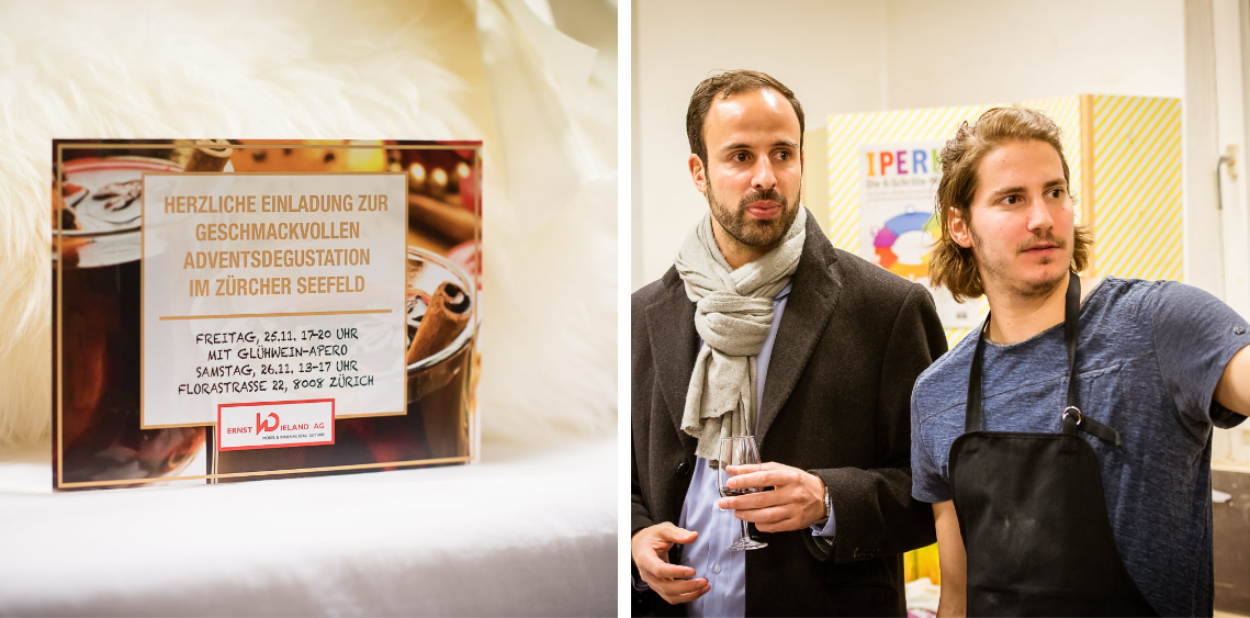 Zwei Männer stehen nebeneinander vor einem Schild.