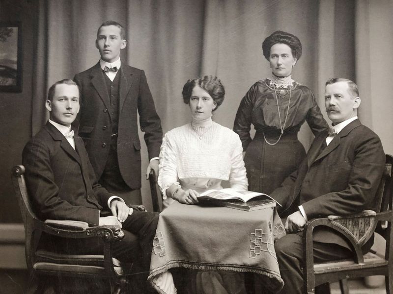 Ein Schwarzweißfoto einer Familie, die um einen Tisch sitzt