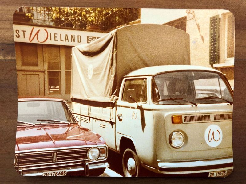 Zwei Autos parken vor einem Geschäft namens St. Wieland