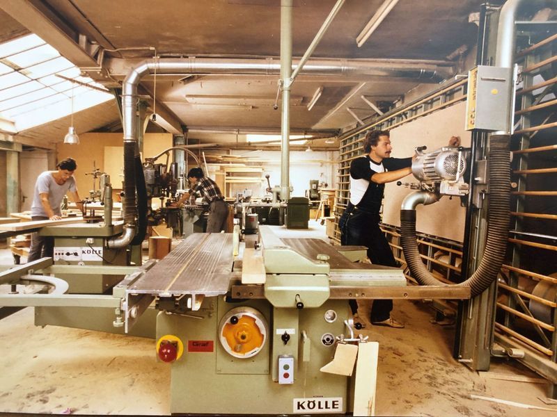 Ein Mann arbeitet an einer Maschine, auf der Kulle steht