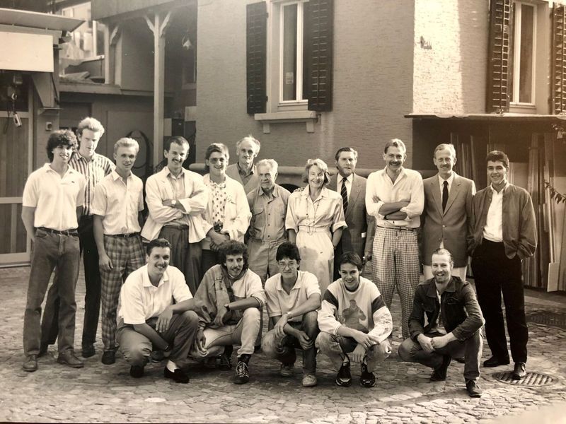 Eine Gruppe von Menschen posiert für ein Foto vor einem Gebäude