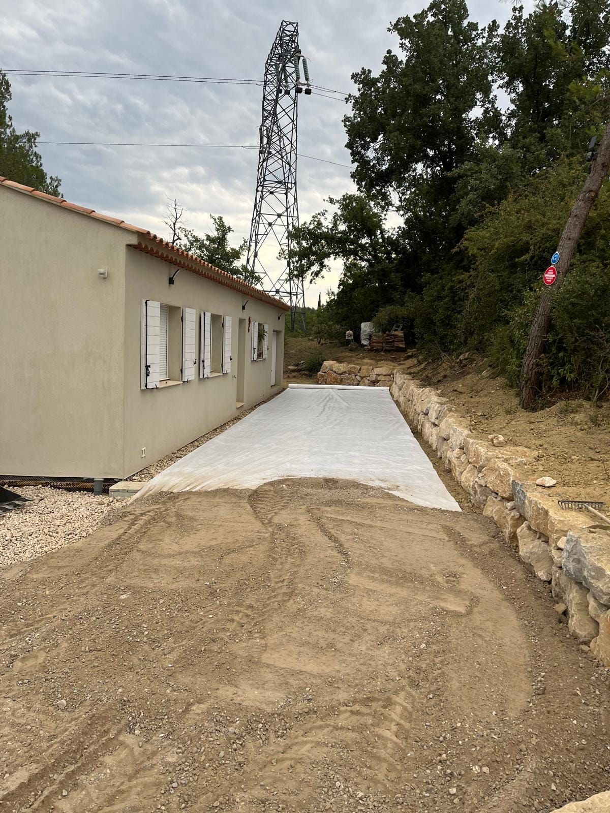 Cour derrière une maison, récemment refaite.