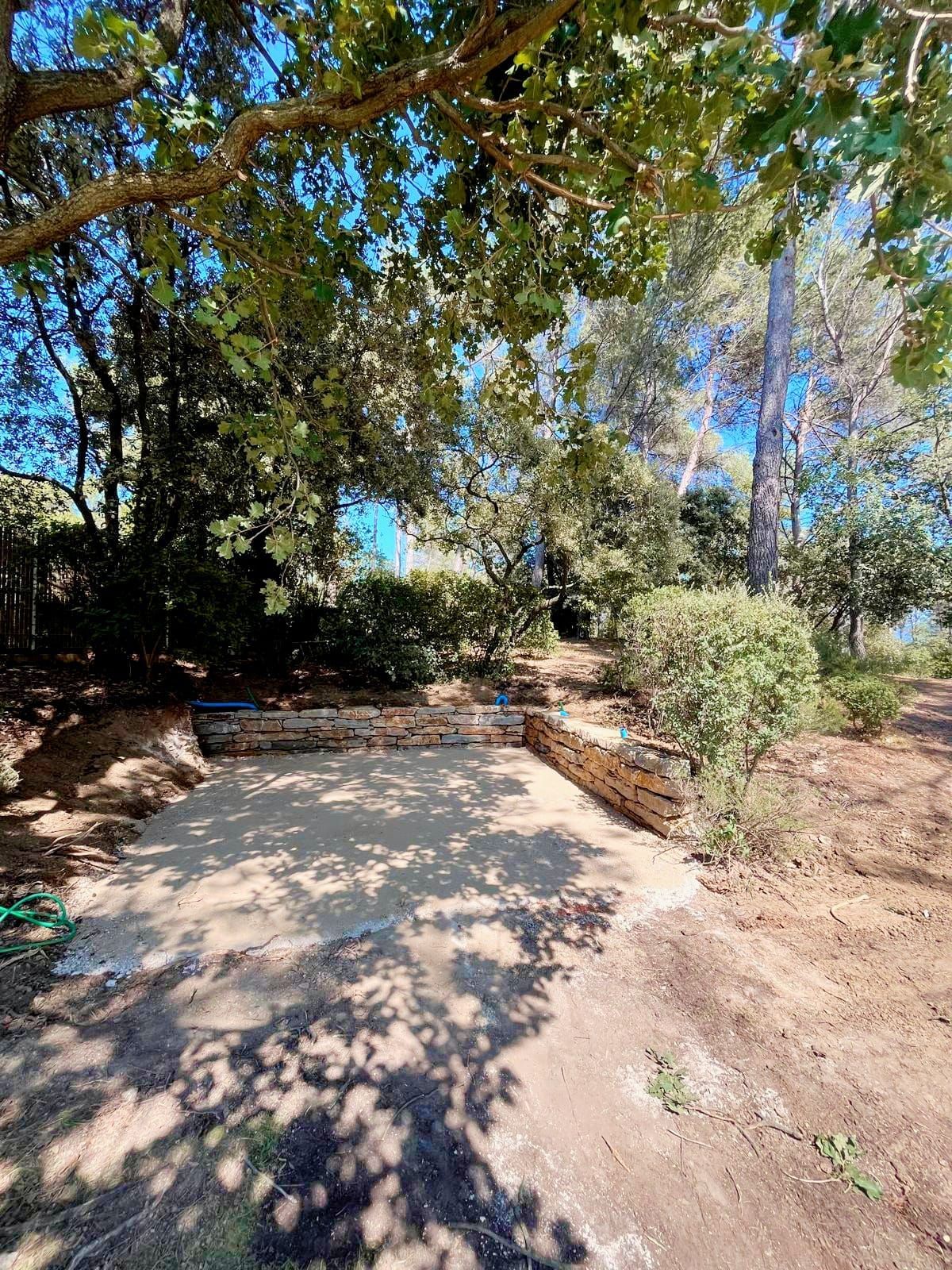 Jardin avec espace gravillonné.