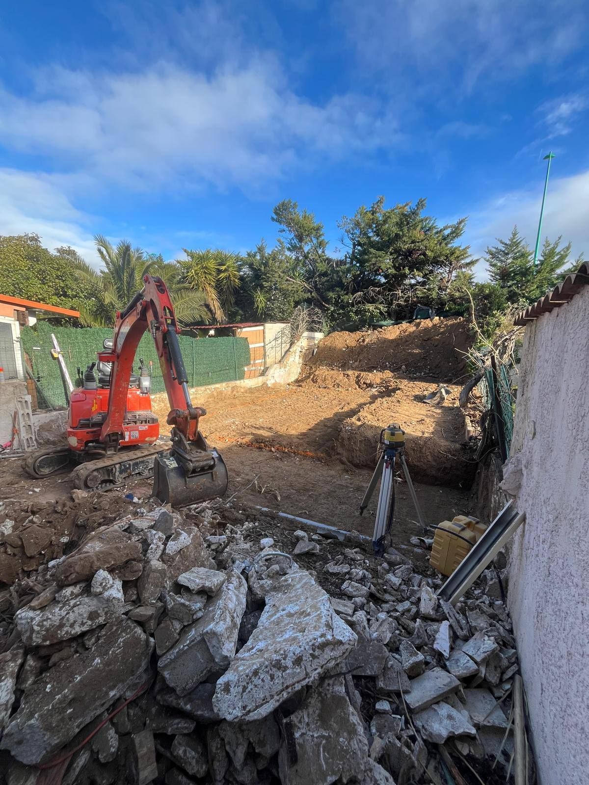 Minipelle creusant derrière une maison.