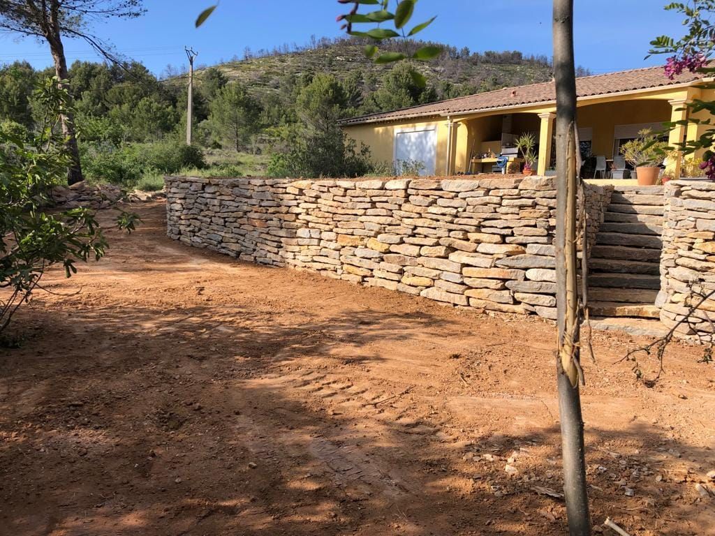 Mur de soutènement en pierre.