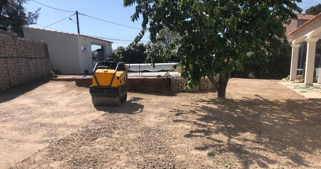 Cour avec rouleau compresseur de chantier.