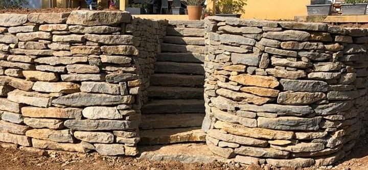 Mur en pierre avec escalier.