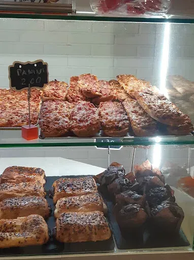 Una vitrina llena de una variedad de pasteles y magdalenas.