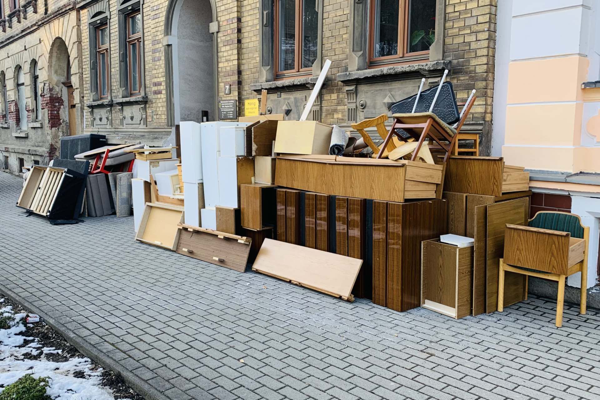 Möbel, die von René Robenz transportiert werden