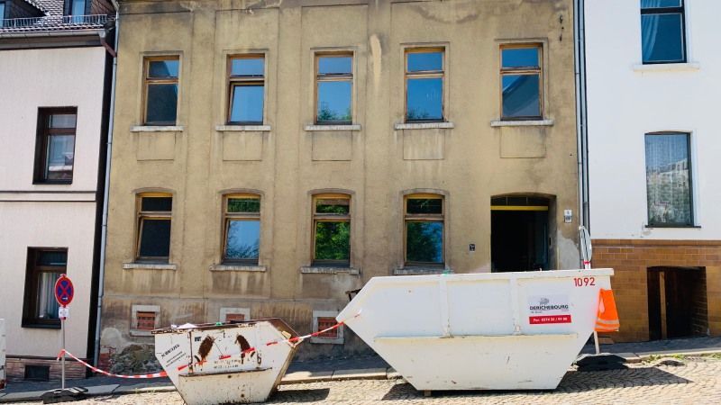 Container vor Haus, das von René Robenz geräumt wird