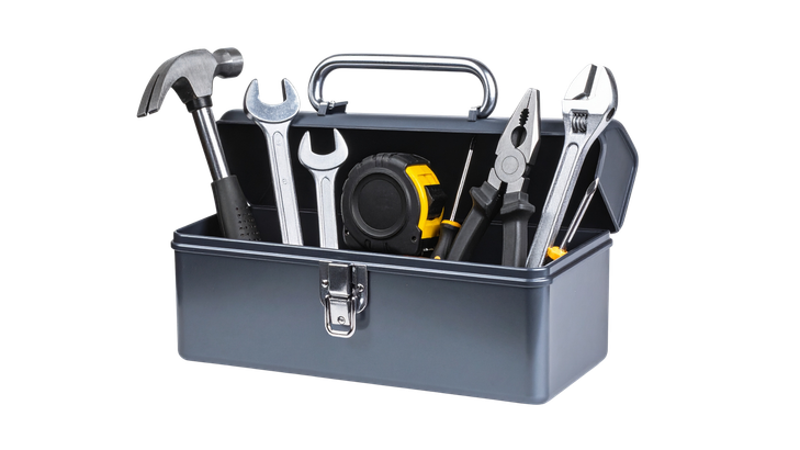 Boîte à outils grise contenant divers outils à main, notamment un marteau, une clé et une pince.
