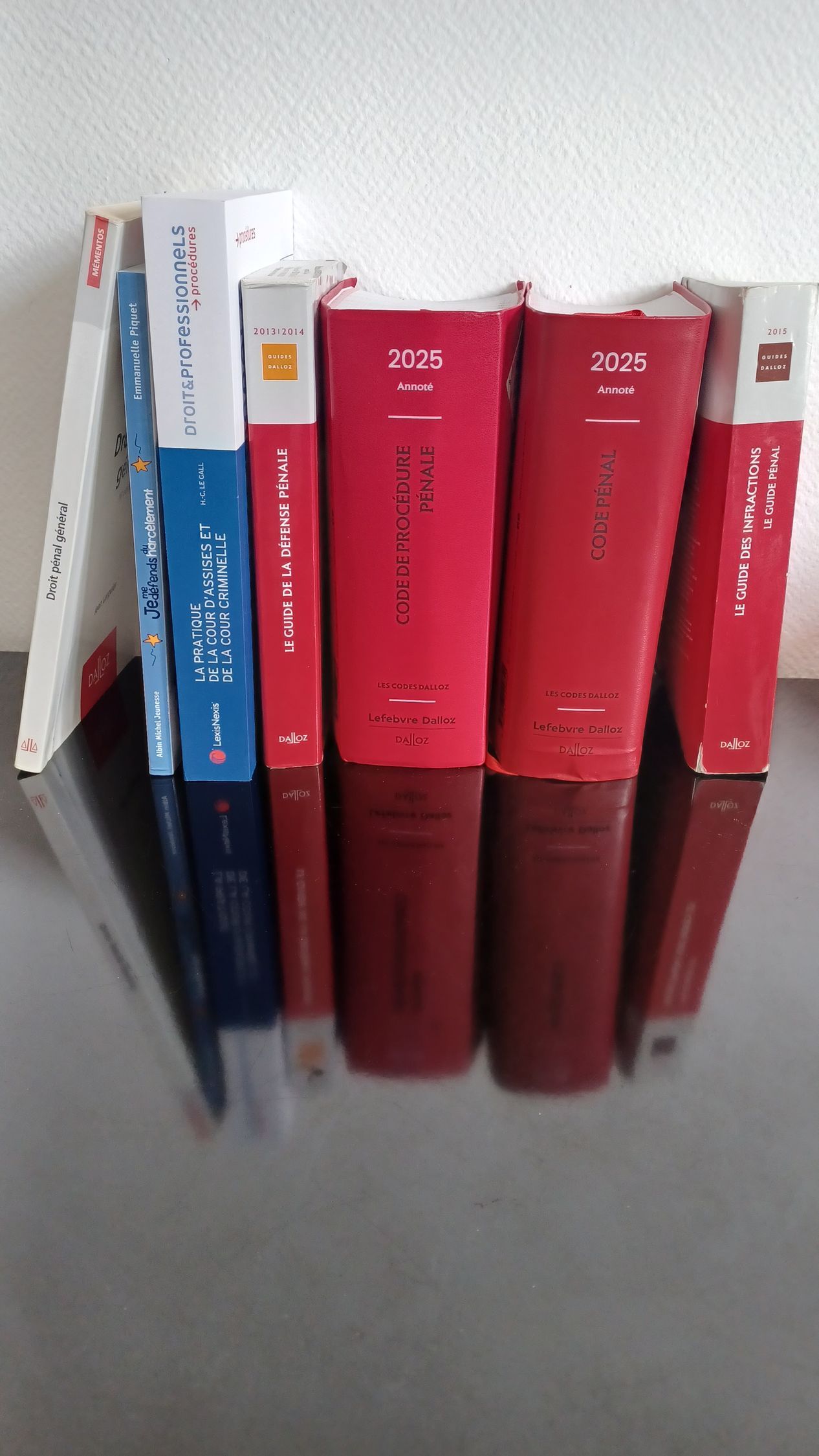 Des livres de droit dans une bibliothèque
