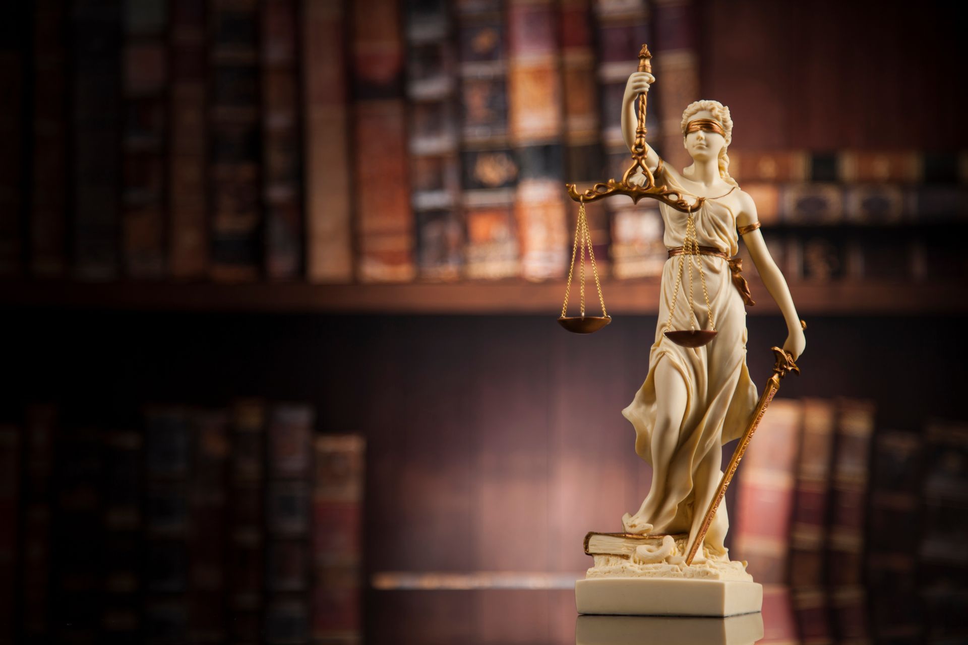 Thémis, déesse de la justice, avec une bibliothèque derrière elle