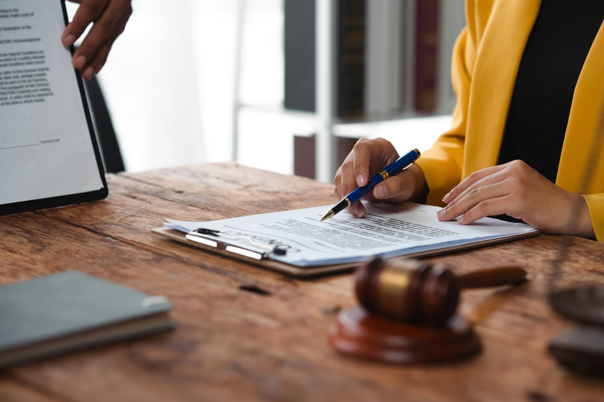 Une avocate qui lit un document