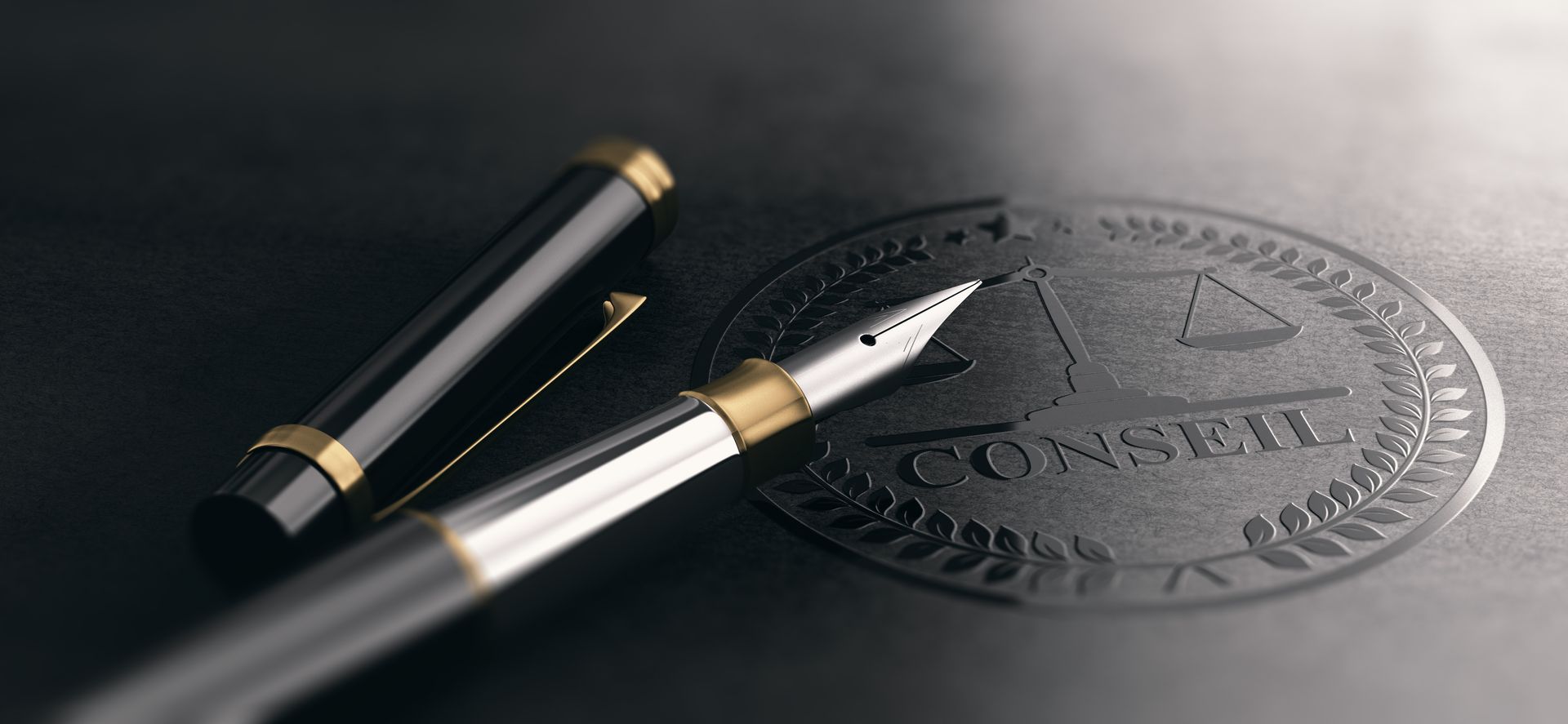 Un stylo-plume sur un document de justice