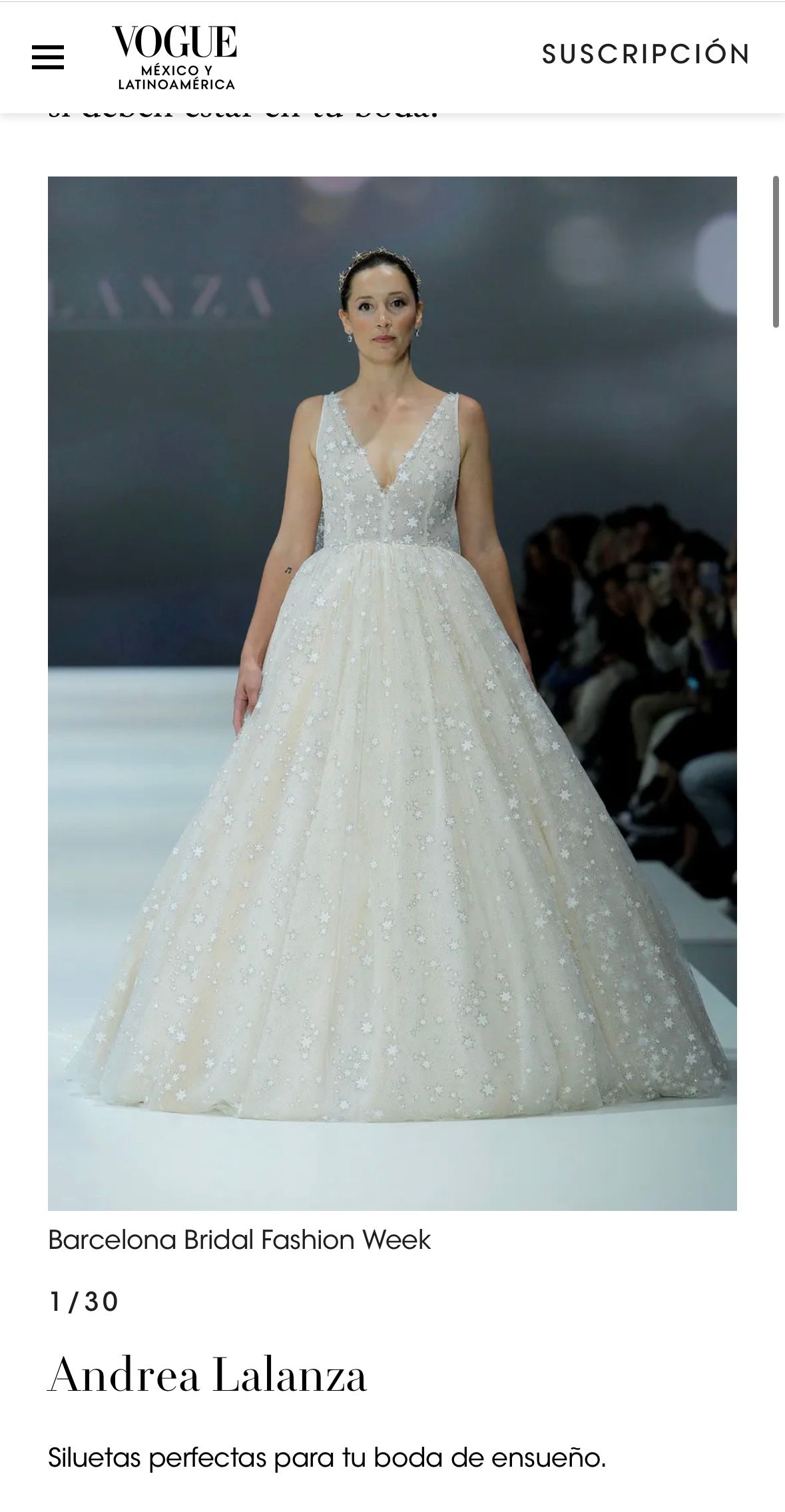 Una mujer con un vestido de novia está caminando por una pasarela.