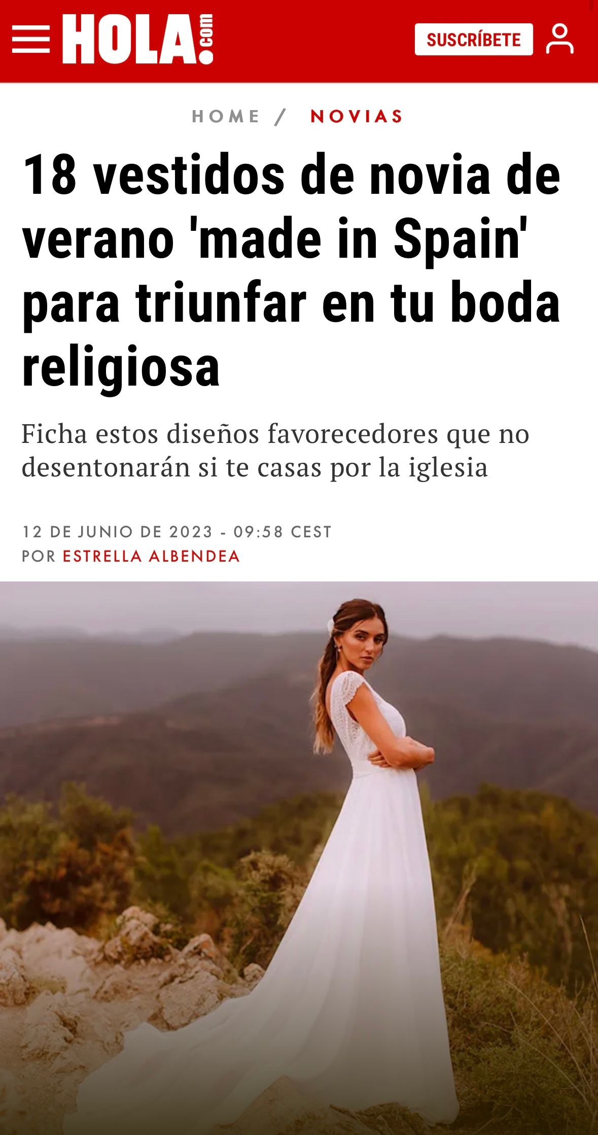 Una mujer con un vestido blanco está parada en la cima de una colina.