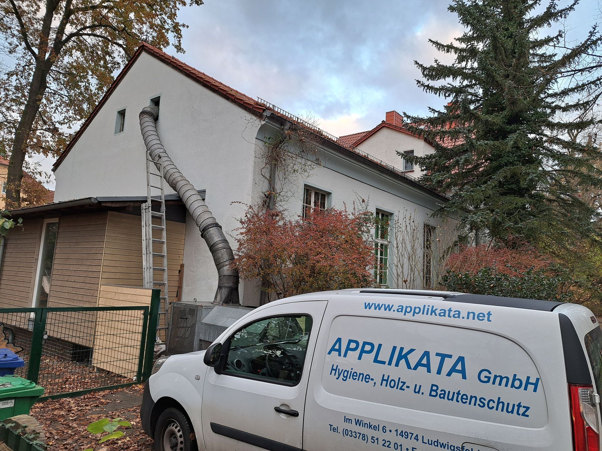 Unser Team arbeitet an der Bauwerksabdichtung in Ludwigsfelde
