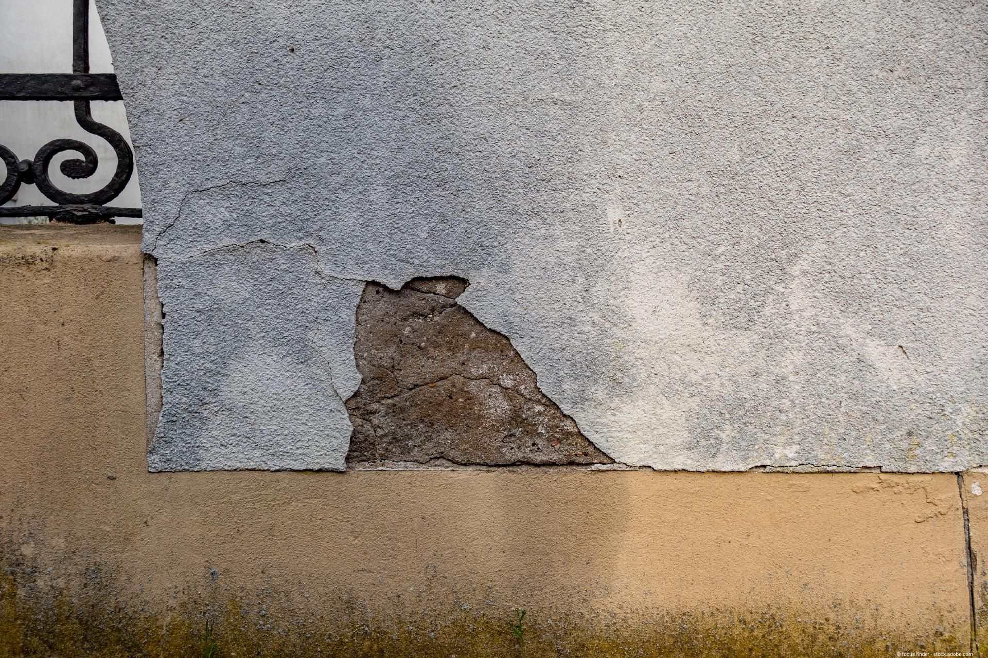 Bild einer von Schimmelpilz befallenen Hauswand Bild einer von Schimmelpilz befallenen Hauswand
