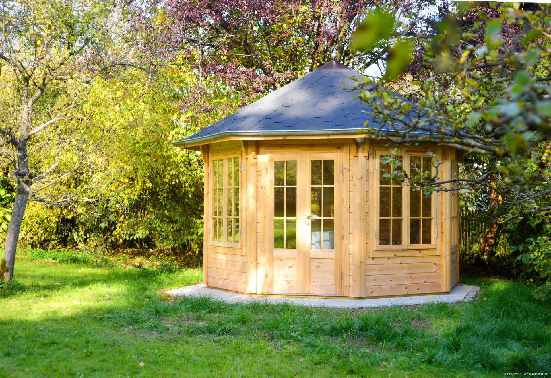 Gepflegter Pavillon aus Holz Gepflegter Pavillon aus Holz