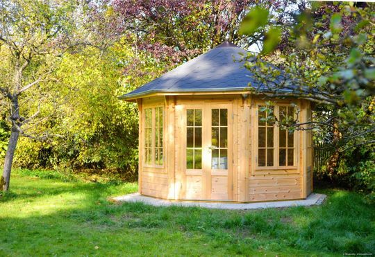 Gepflegter Pavillon aus Holz
