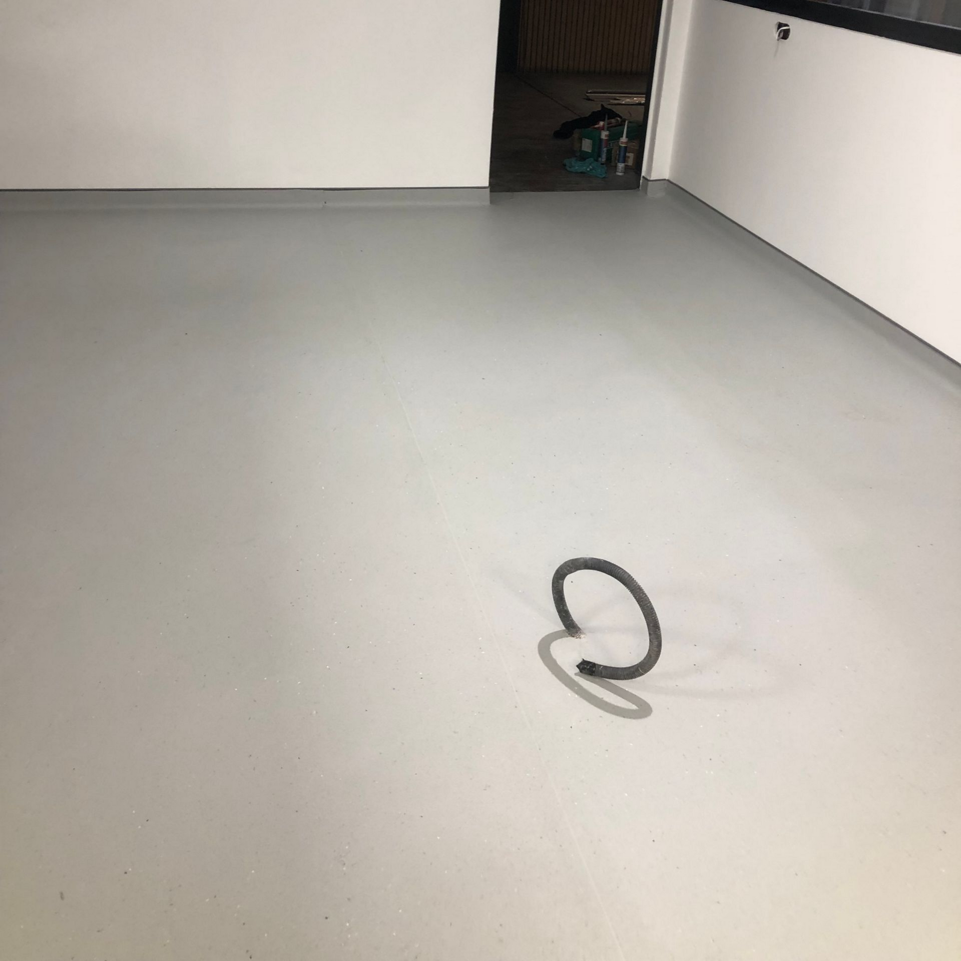 Personne qui pose un parquet clipsable