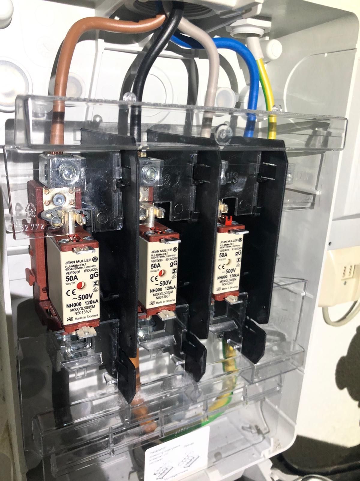 Elektrischer Verteilerkasten mit drei Leitungsschutzschaltern