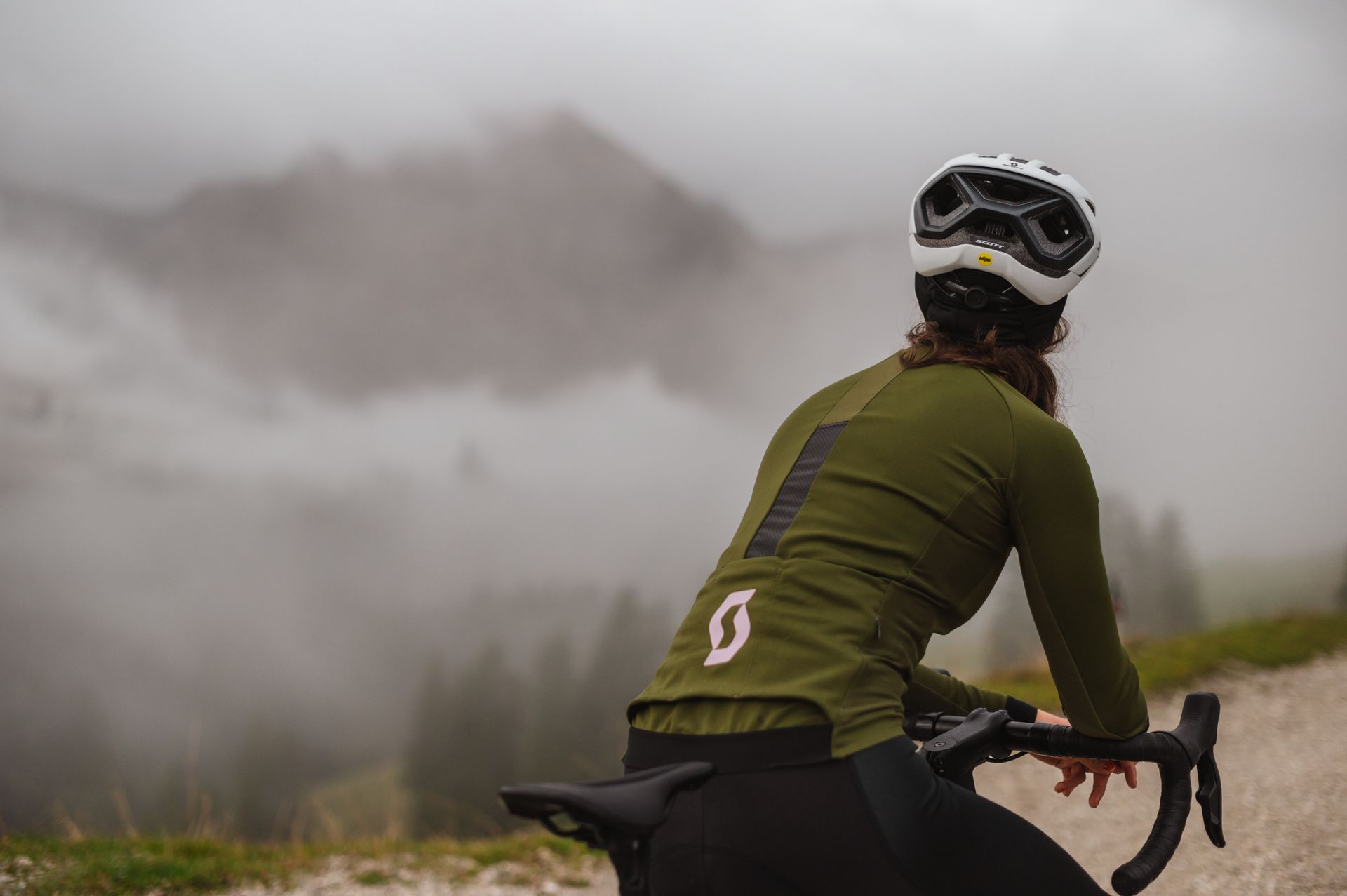 Un cycliste en vélo