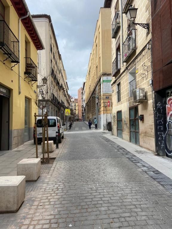 Icono de marcador de posición gris claro con un sol y montañas sobre fondo blanco