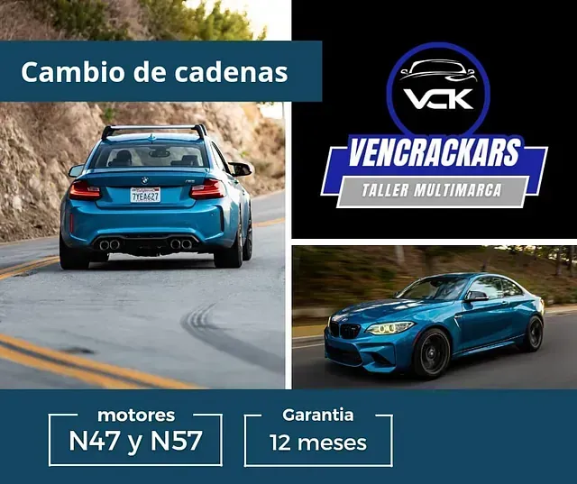 Un coche azul circula por una carretera junto a un cartel que dice cambio de cadenas.
