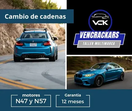 Un coche azul circula por una carretera junto a un cartel que dice cambio de cadenas.