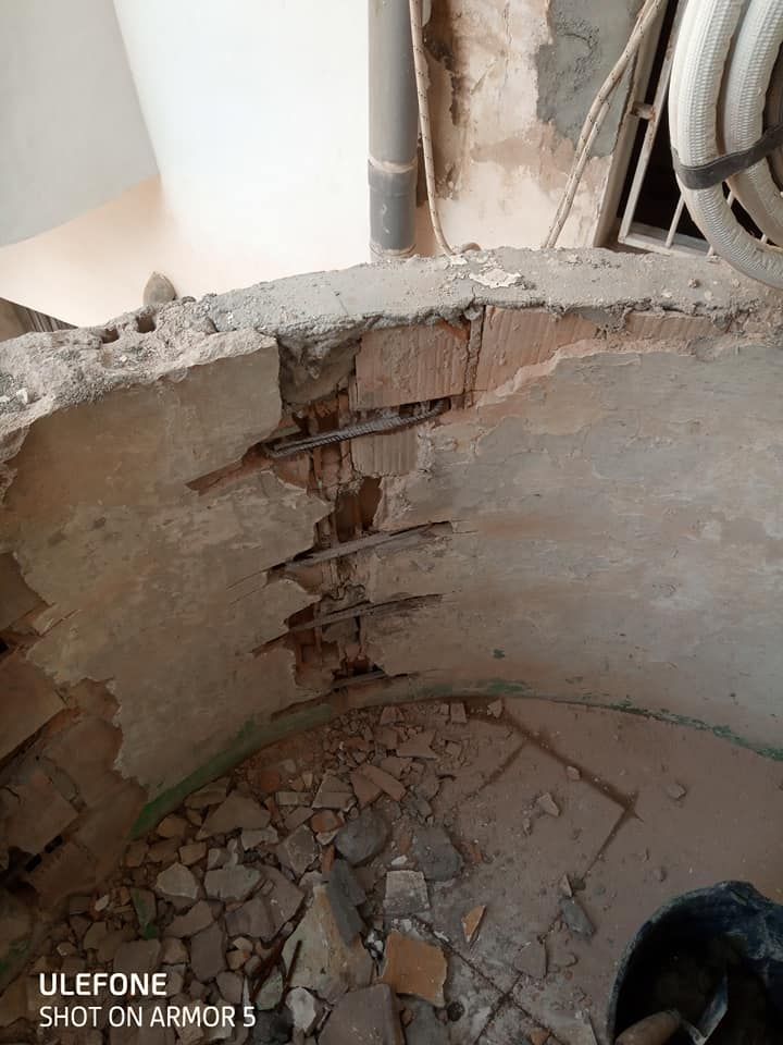 Hay un agujero en la pared de un edificio.