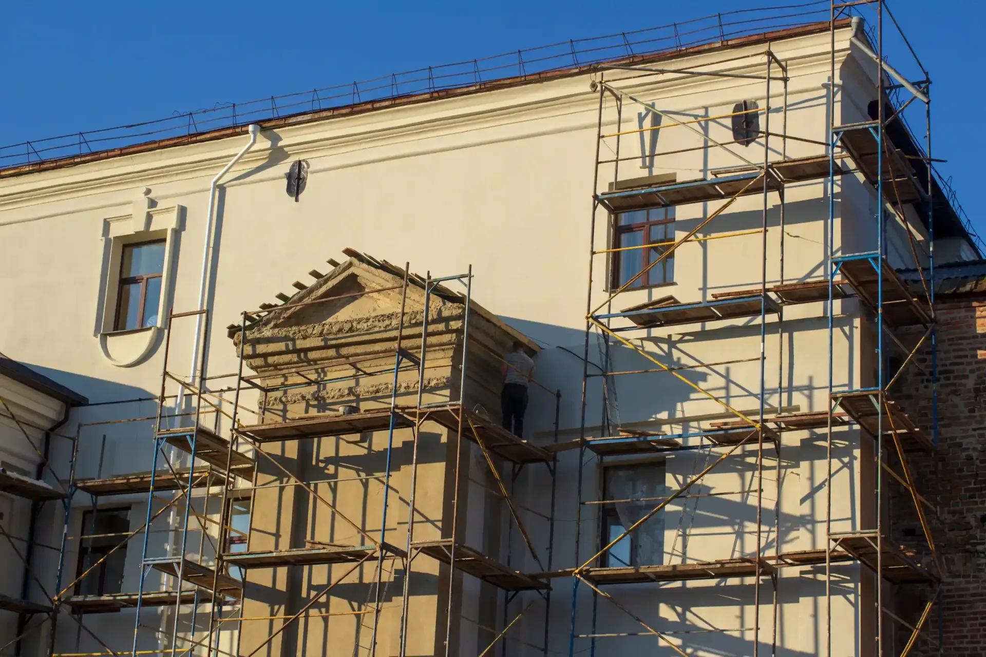 Un edificio antiguo en construcción con andamios a su alrededor.